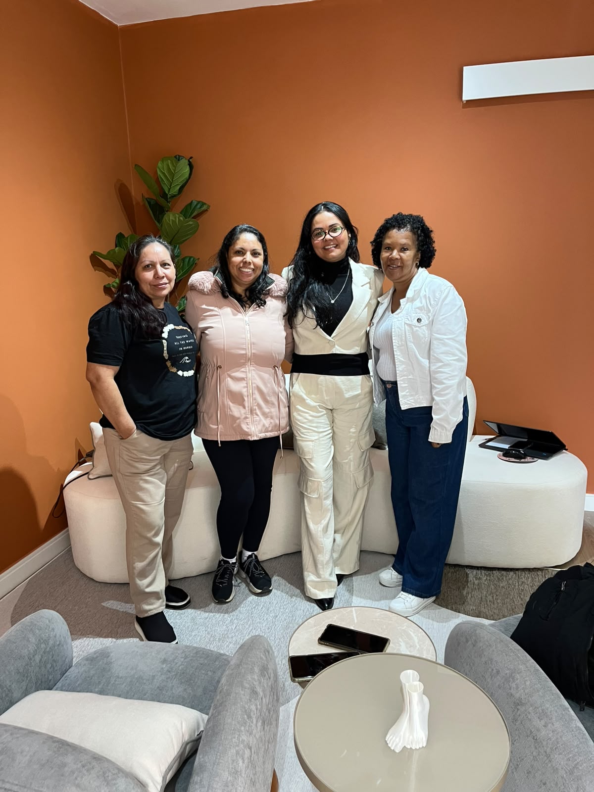 Equipe reunida no consultório da Podologa.com em Campinas